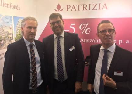 Peter Friedenauer auf dem Fondskongress mit den Herren Heibrock und Weber von PATRIZIA GrundInvest