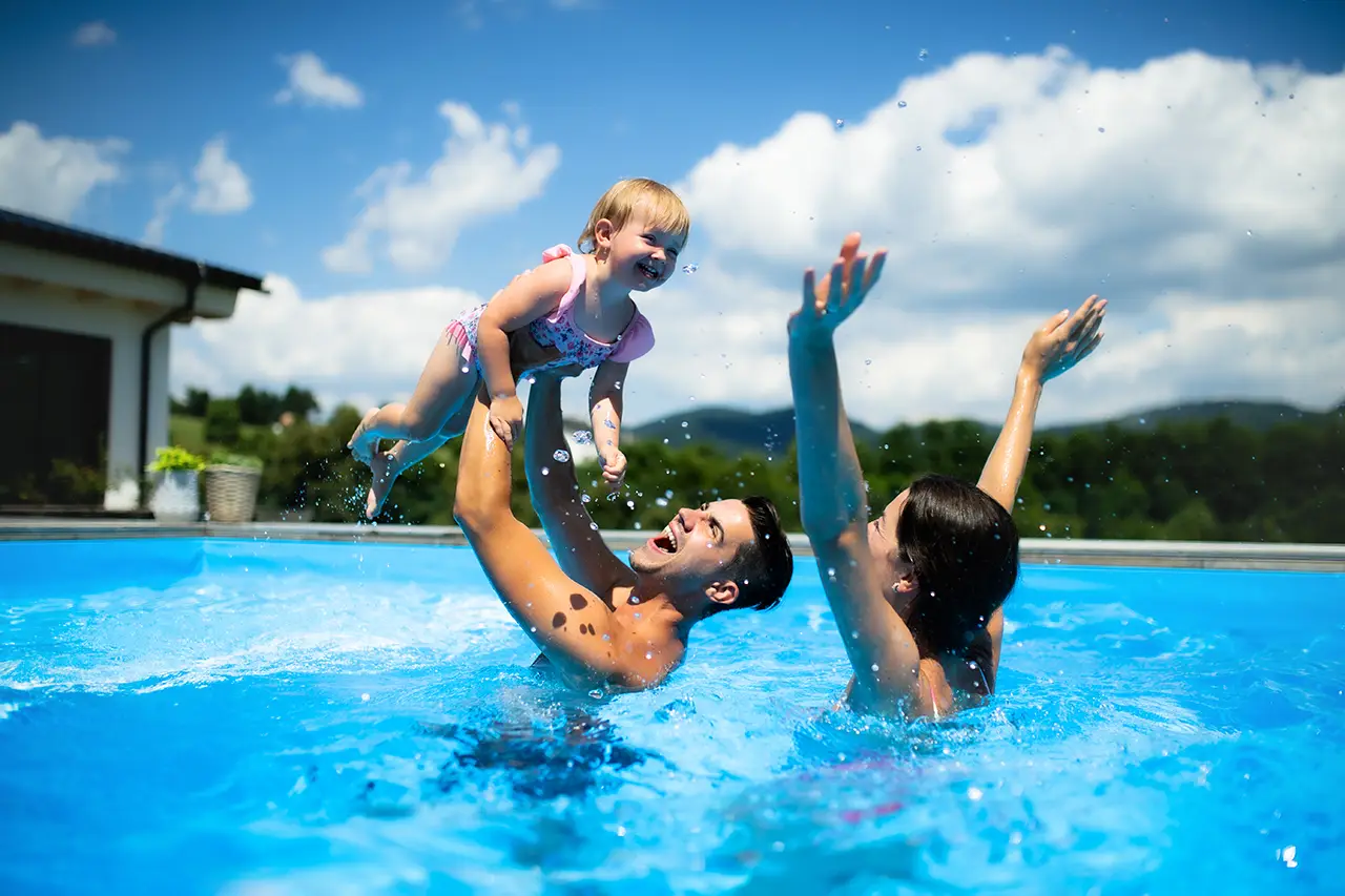 AdobeStock_425738930_Familie im Pool Familie im Pool auf dem Campinplatz