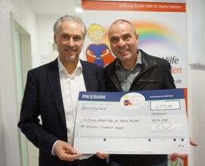 Bechtle-Gründer, Ralf Klenk, erhält Spende für seine Stiftung „Große Hilfe für Kleine Helden