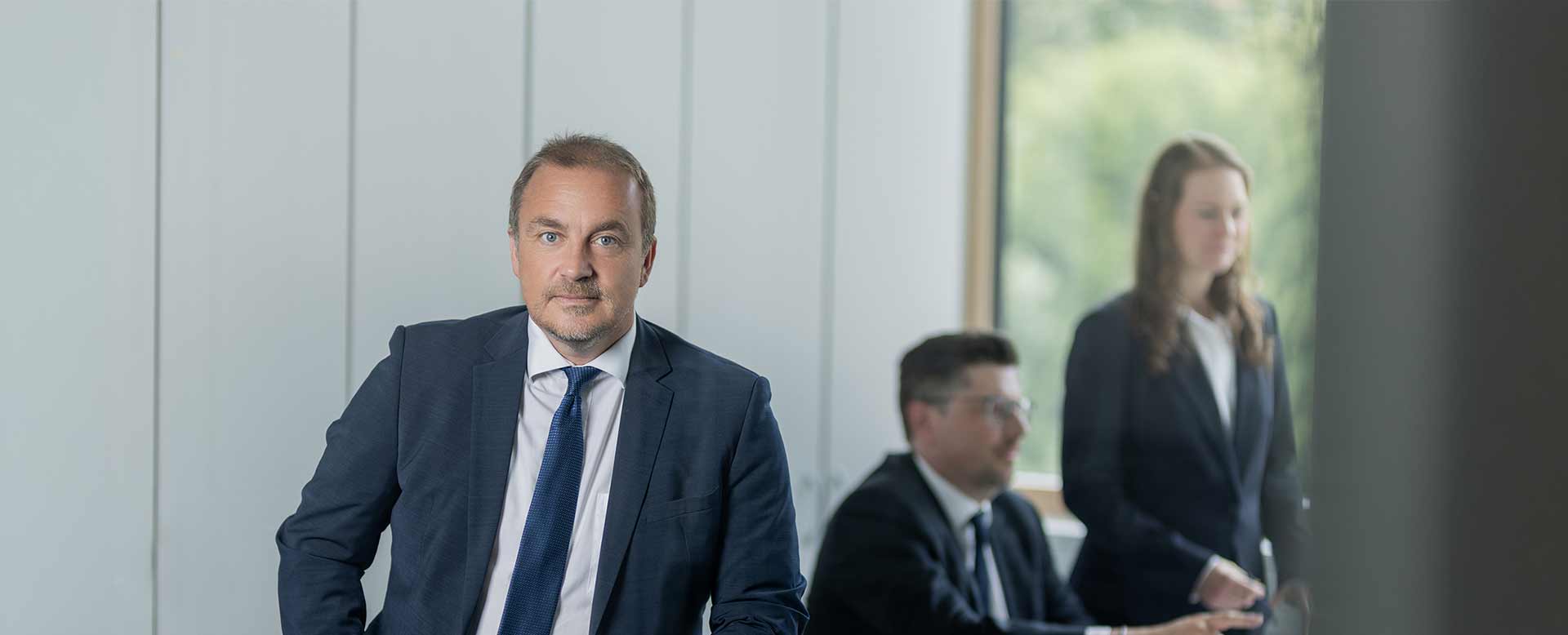 Headerbild Axel Hermann im Büro