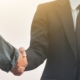 Handschlag zwischen zwei Geschäftspartnern als Zeichen für ethisches investieren