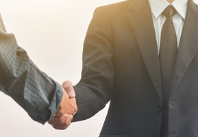 Handschlag zwischen zwei Geschäftspartnern als Zeichen für ethisches investieren