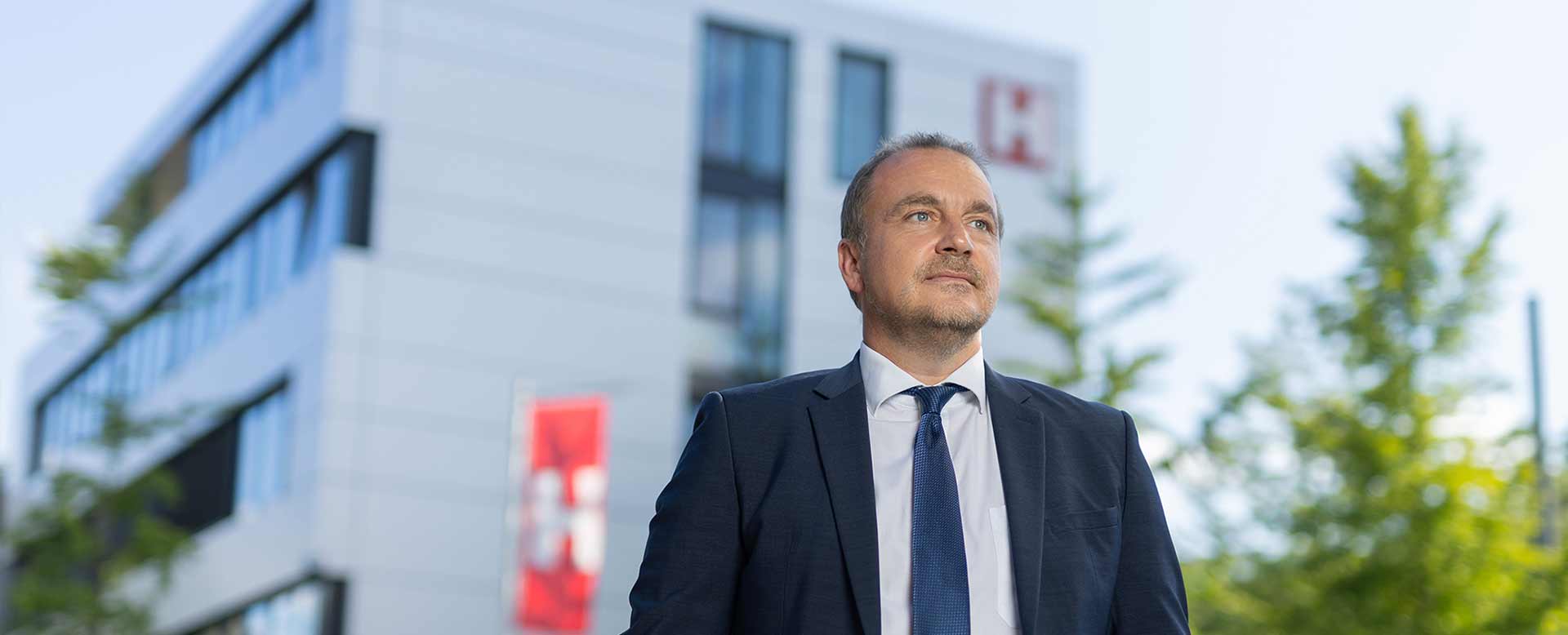 Headerbild von Axel Hermann vor dem Hörtkorn Gebäude