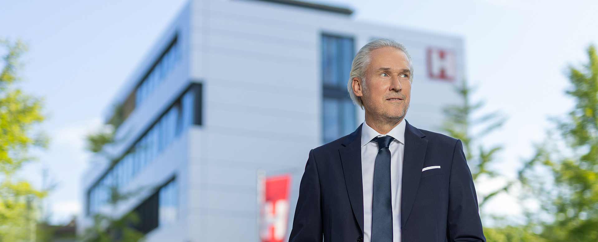 Headerbild von Peter Friedenauer vor dem Hörtkorn Gebäude