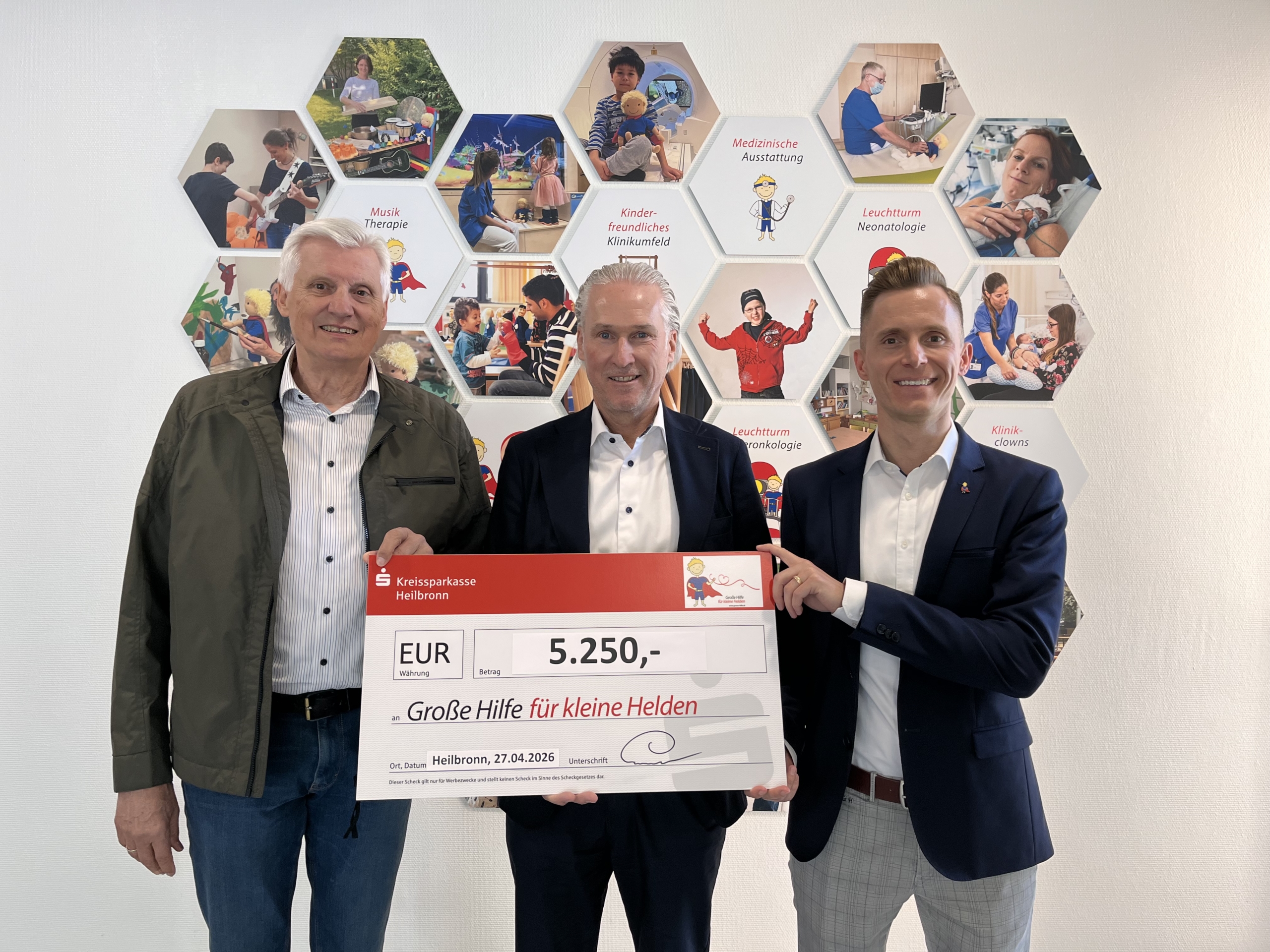 hoertkorn finanzen-spende-helden Peter Friedenauer überreicht Spende an Karl Seiter und Jonas Banar der Stiftung "Große Hilfe für kleine Helden"