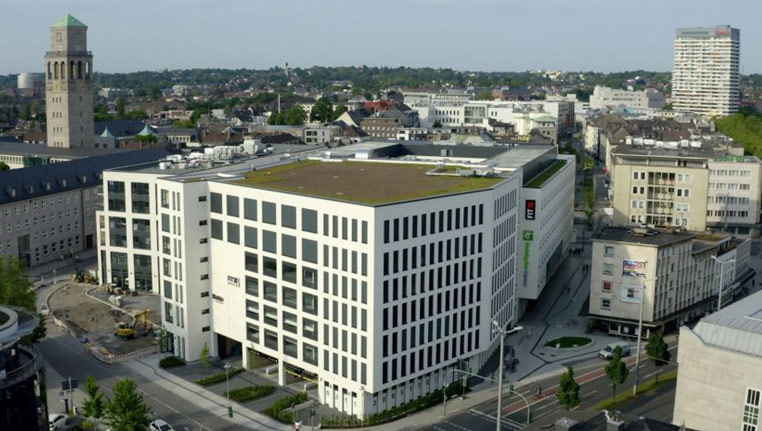 Blick auf das Rathaus und das Investitionsobjekt in der Stadtmitte Mülheims