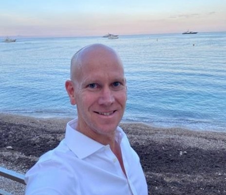 Kapitalmarktstratege Stefan Schrader am der Promenade von Monaco