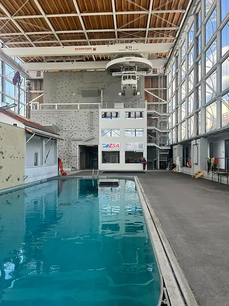 uebungshalle-bergwacht Übungshalle der Bergwacht mit Hubschrauber und Pool
